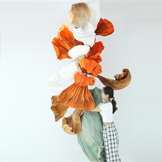 Narancssárga papír művészeti telepítés